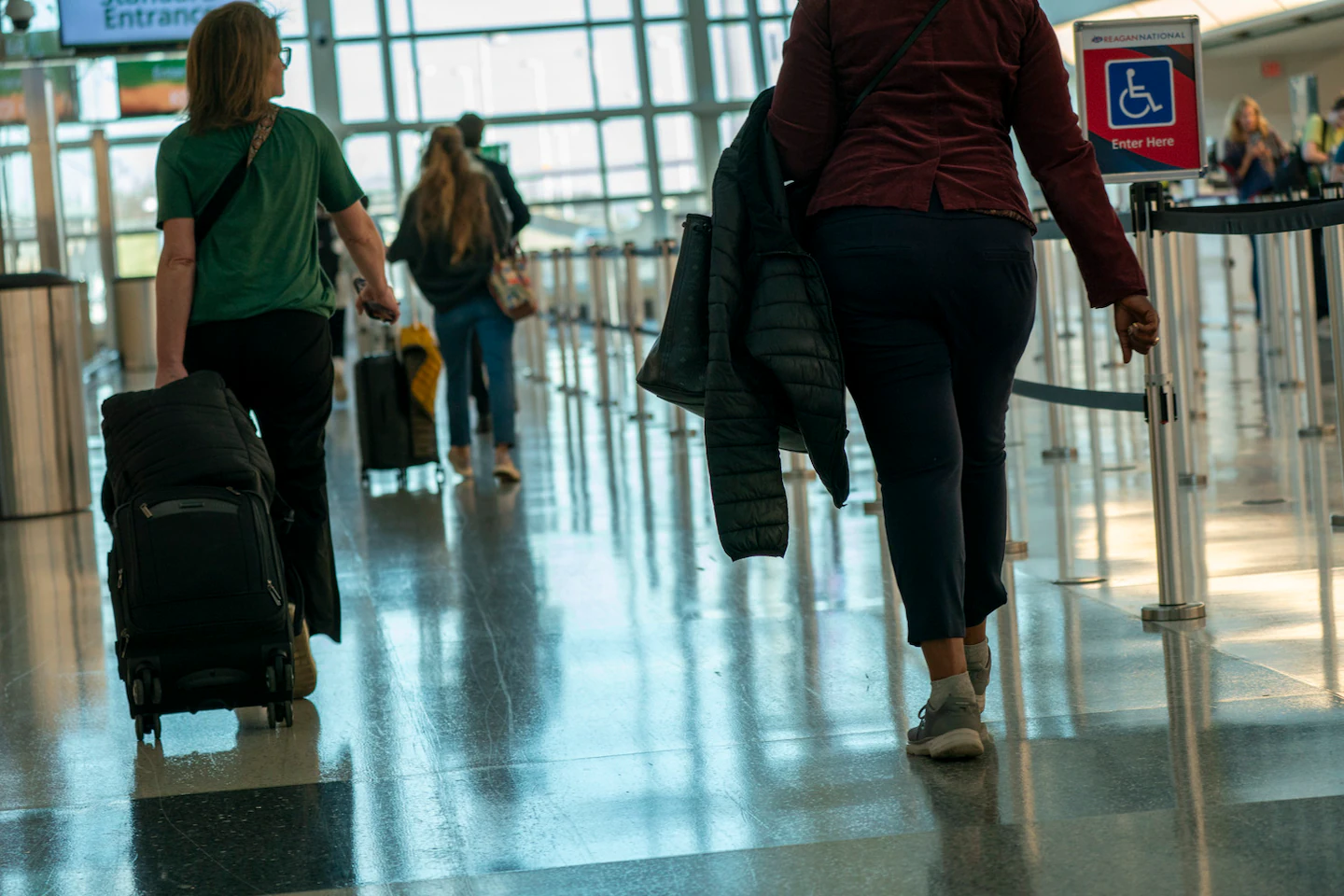 Авіаквитки стрімко дорожчають через паливну кризу: як мандрівникам не переплатити