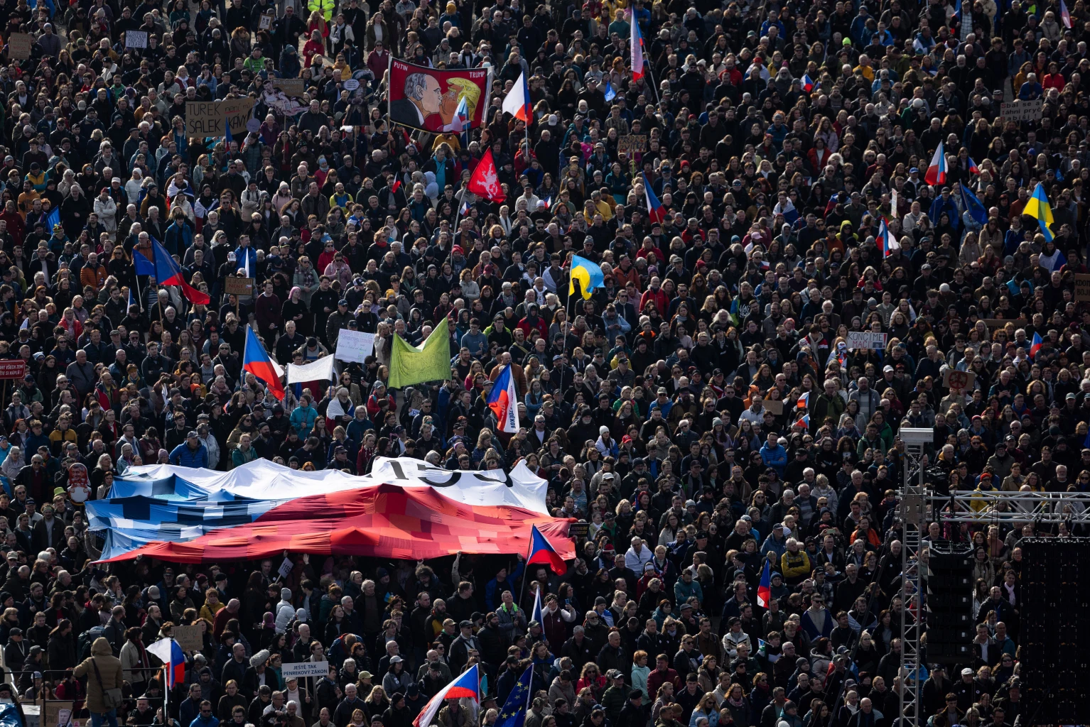 Протест у Празі проти Бабіша: чому на вулиці вийшли тисячі